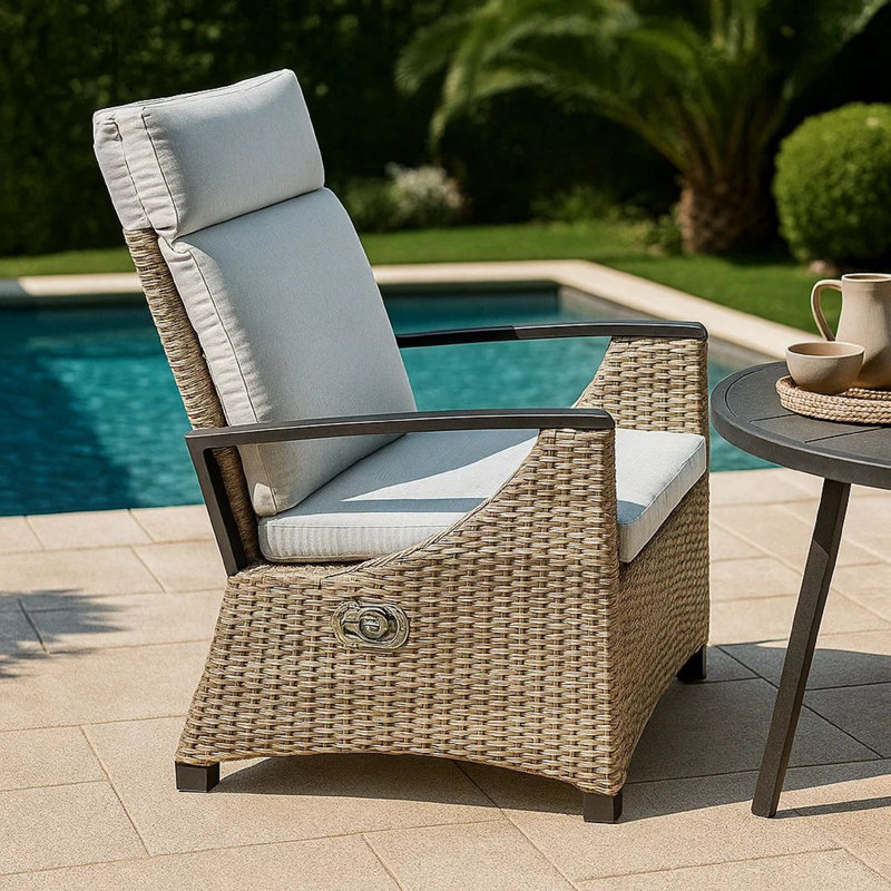 Fauteuil de salle à manger d'extérieur en osier avec coussin Saemi