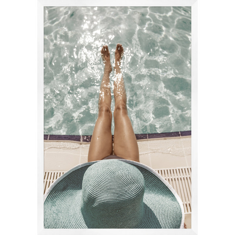 «Brigitte by the Pool» par Christopher Kennedy - reproduction de photo encadrée