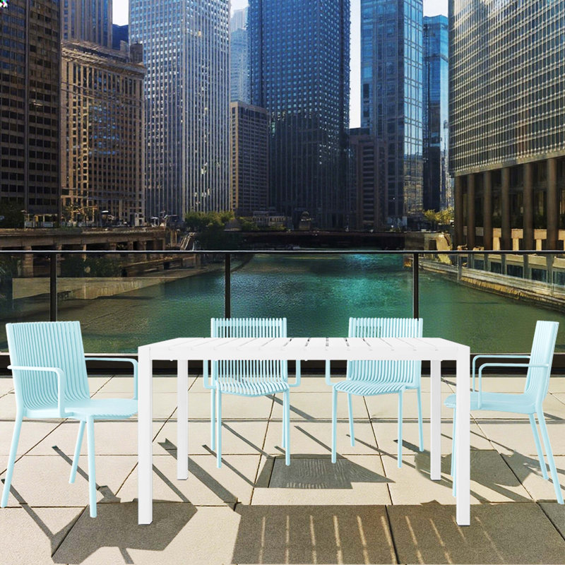 Table blanche moderne de 55 pouces avec 4 fauteuils en polyuréthane empilables pour l'intérieur et l'extérieur, pieds en métal antidérapants toutes saisons, conception de chaise ergonomique, plateau de table de haute qualité, structure polyvalente