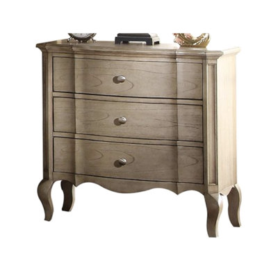 Table de chevet avec finition antique taupe, trois tiroirs pour garder les articles de chevet bien rangés, tiroirs pleine extension à glissière en métal, solidité structurelle, petits articles personnels sur le dessus doublés de feutre, pieds