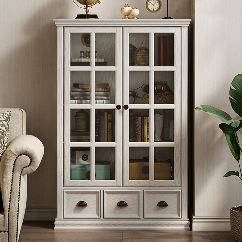 Blanc massif + bois manufacturé + vitrines en verre trempé