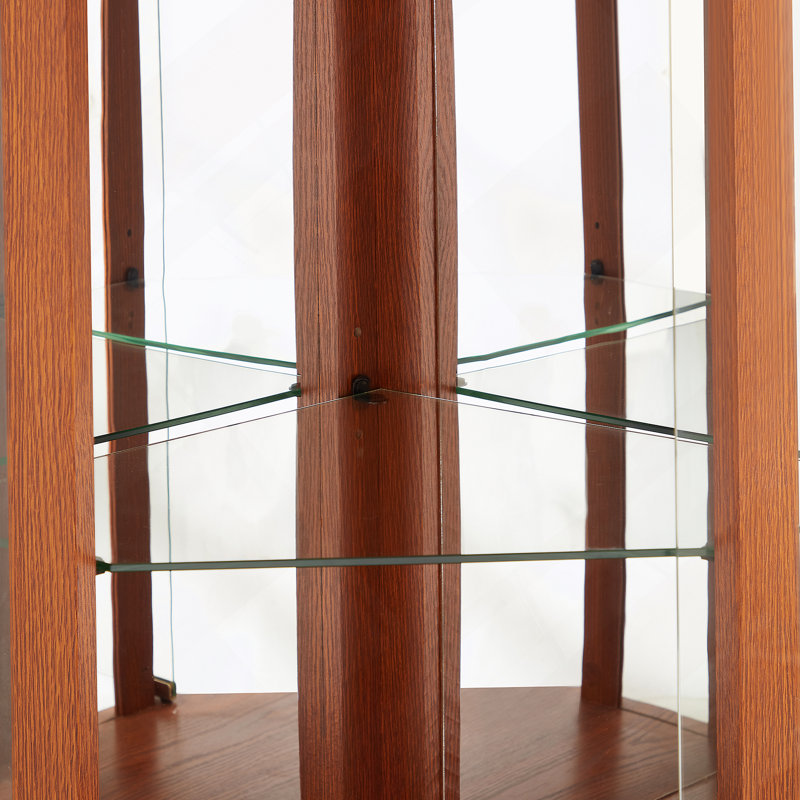Vitrine d'angle lumineuse avec tablettes réglables en verre et dossier en miroir, idéale pour exposer des antiquités, du vin et plus encore dans les salons