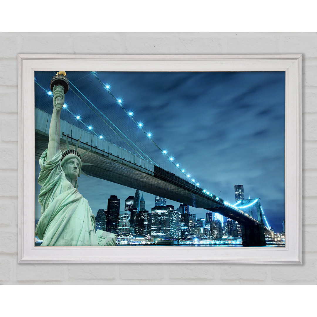 Freiheitsstatue vor Brooklyn Bridge bei Nacht