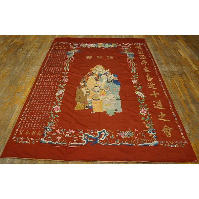 Magnifique tapis rond en soie brodée, de couleur rouge vif, orné de détails sur la culture chinoise (8'9").