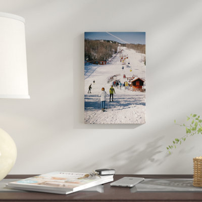 «1960s Group of People Men Women at Bottom of Slope Going to Get on Ski Lift Skis Skiing Mountain Resort», reproduction de photo sur toile tendue