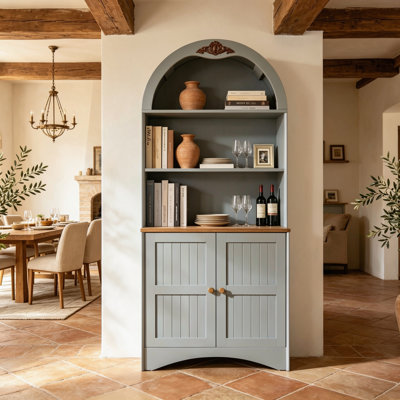 Buffet/bibliothèque arqué autoportant de 180 cm (71 po), style vintage, orné d'appliques décoratives, avec étagères et charnières réglables et sangle anti-basculement incluse. Parfait pour la salle à manger et le salon. Couleur bleu-gris.