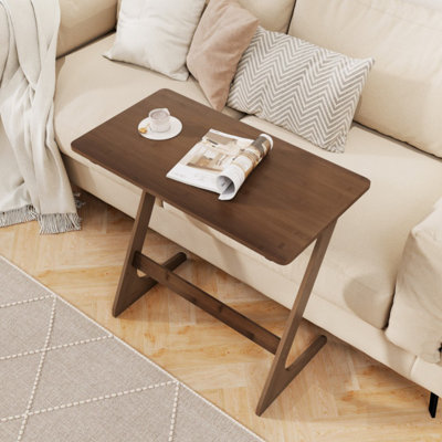 Table d'appoint spacieuse en forme de Z en bambou avec plateau peu encombrant