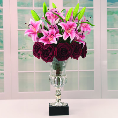 Arrangement floral mélangé dans un vase