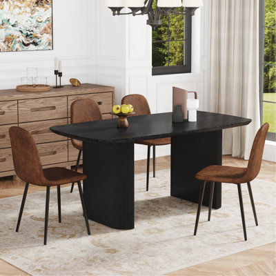 Ensemble de table et de chaises Table de salle à manger en bois aggloméré noir à grain de bois de 67,6 po x 35,4 po: un choix simple, luxueux et stable. Assorti de 4 chaises confortables en tissu brun avec des pieds en métal noir.