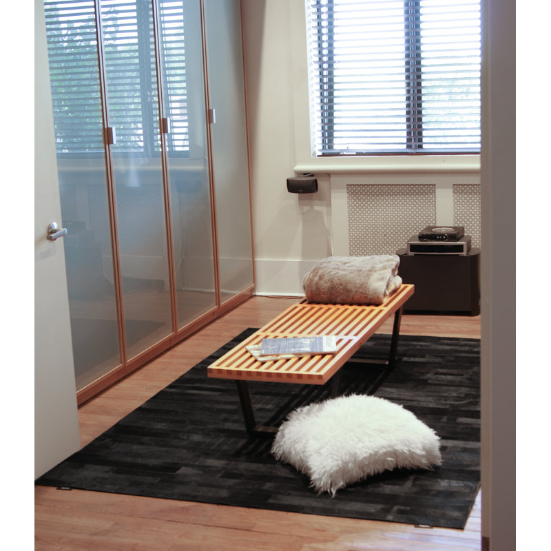 Tapis noir en peau de vache Sarthak, 5 pi x 8 pi