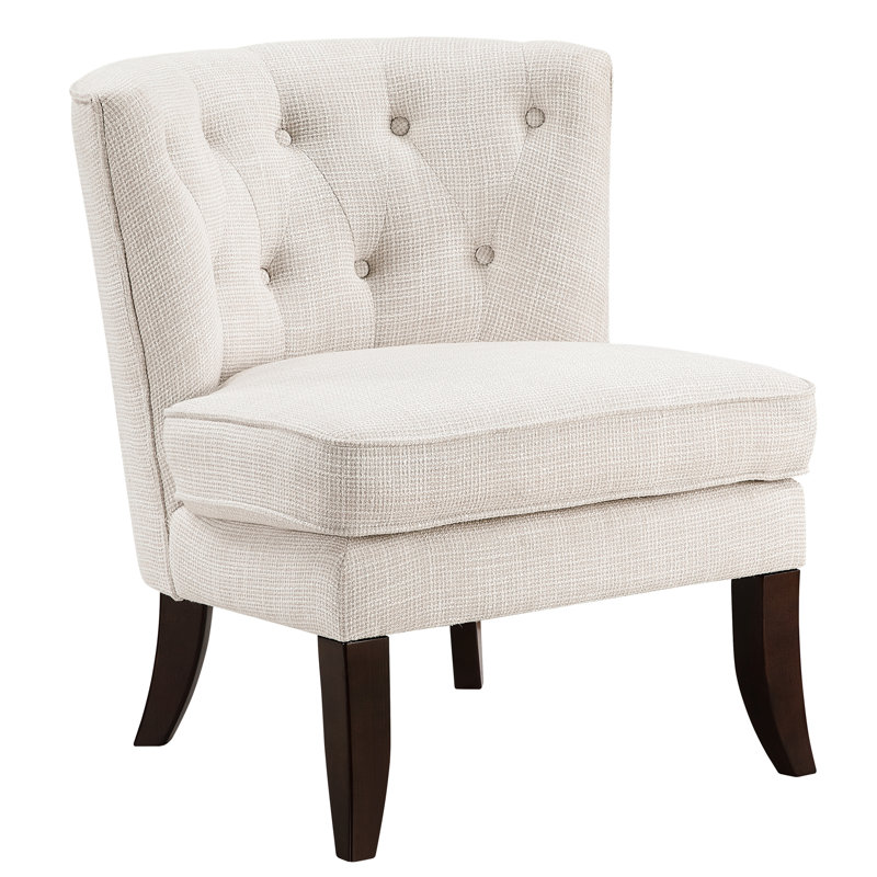 Chaise beige avec capitonnage à boutons gracieux, structure en bois massif pour un siège de salon chic, utilisation confortable des pieds