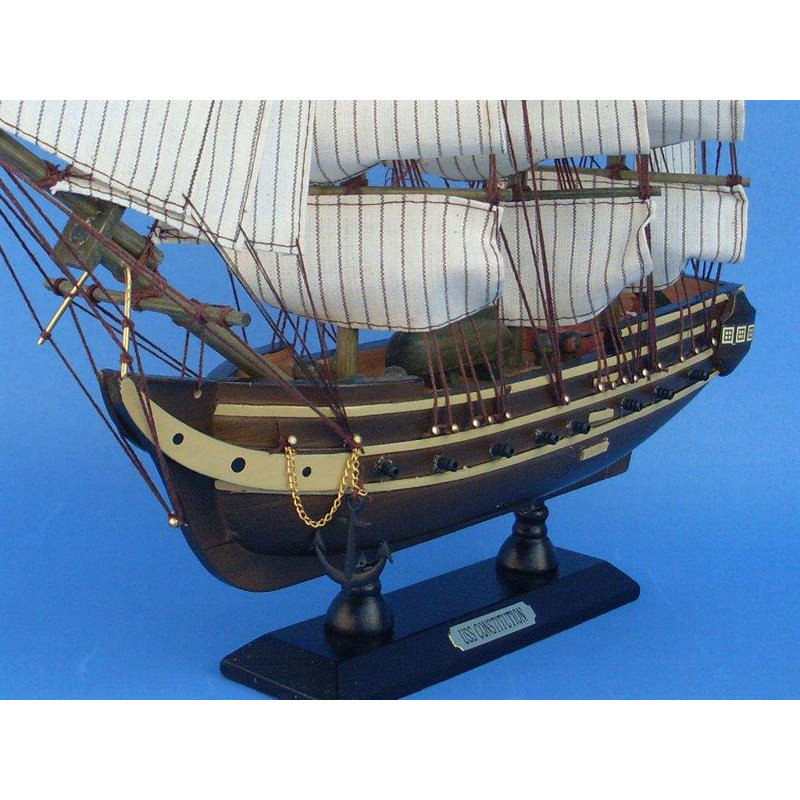 Bateau miniature en bois