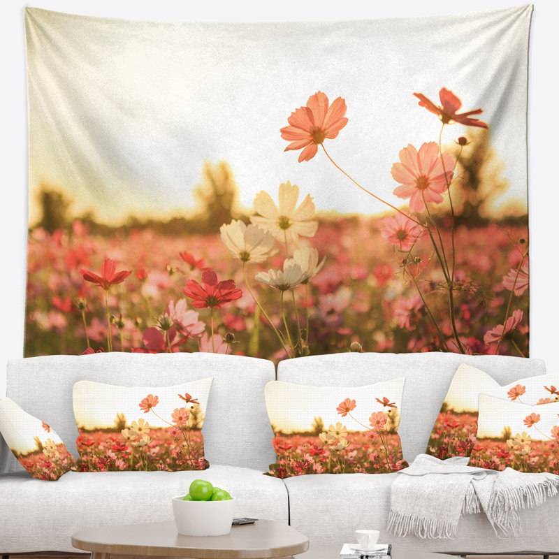 Tapisserie sur fond de fleurs cosmos, H 32 po x l 39 po