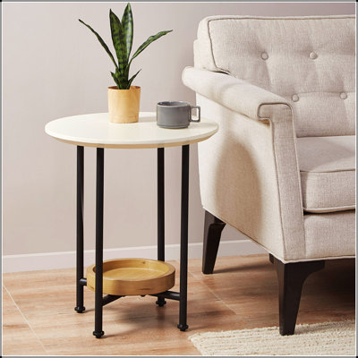 Élégante table de bout ovale avec plateau blanc et tablette naturelle pour les espaces de vie modernes, alliant élégance et fonctionnalité.