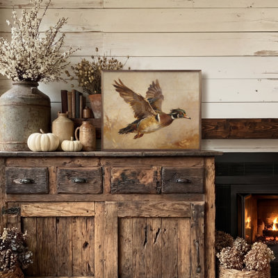 Canard en bois en vol, lumière d'automne