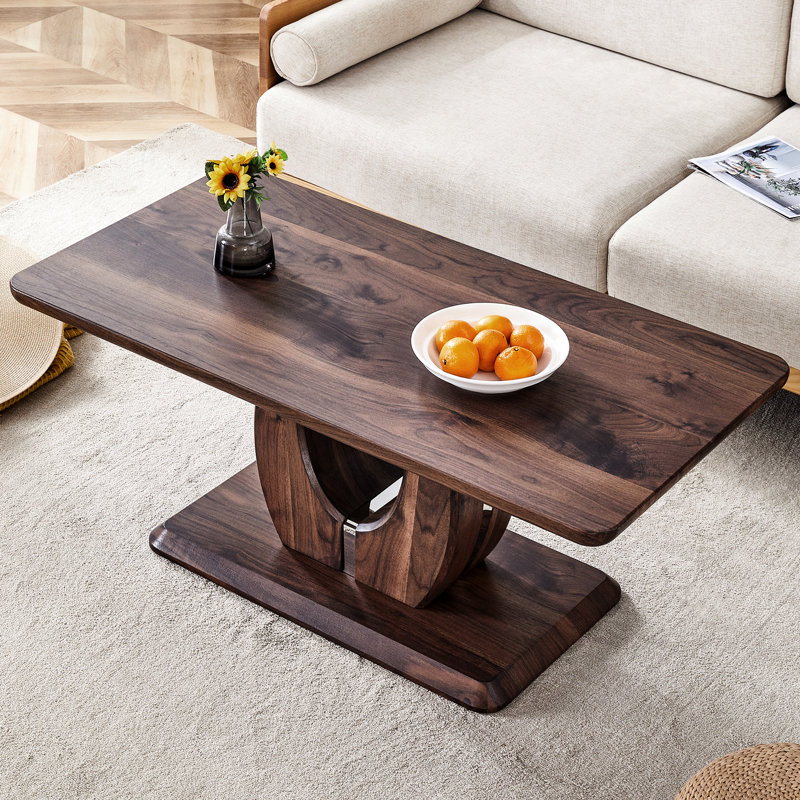 La table basse avec autocollant en grain de noyer rehausse l'ambiance du salon avec sa surface texturée brun foncé