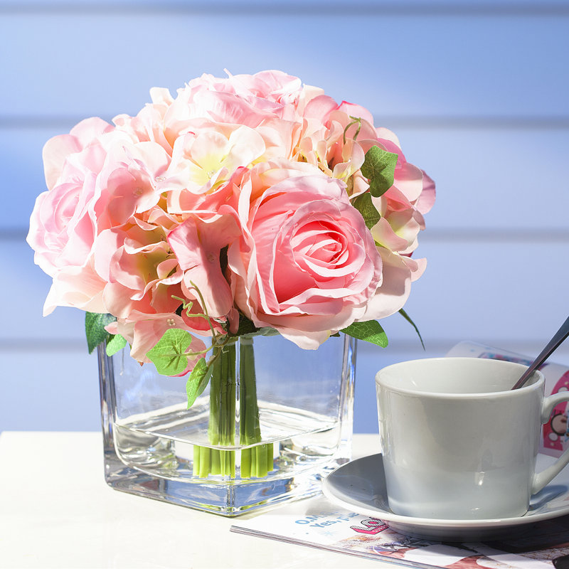 Arrangement d'hortensias dans un vase en verre, Rose
