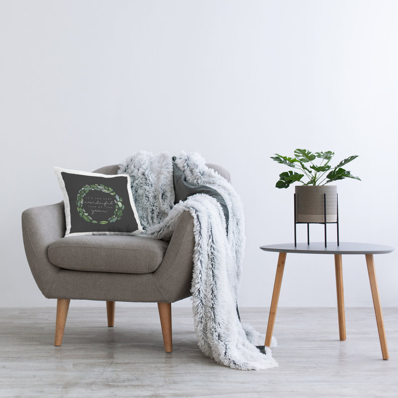 «Most Wonderful Time Of Year» avec couronne de pin et coussin décoratif par Susan Ball