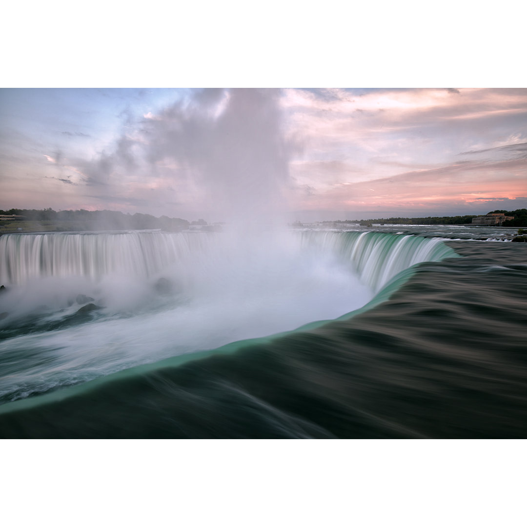 Niagarafälle bei Sonnenuntergang von LeonU - Kunstdrucke auf Leinwand - Wrapped Canvas