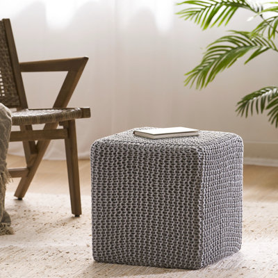 Tabouret de pieds tricoté à la main en fil de coton gris - taille 16,57 pouces, espace doux et invitant, dimensions, présence charmante
