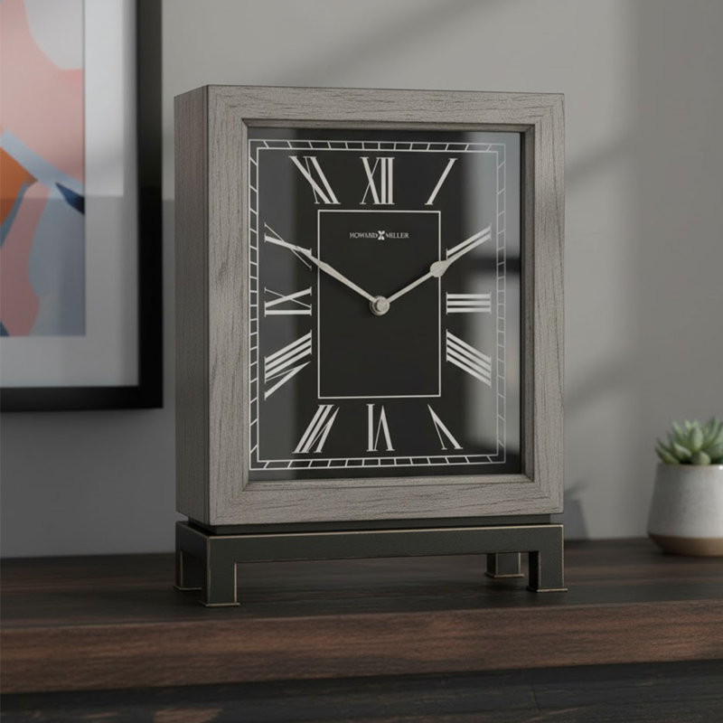 Horloge de cheminée moderne et contemporaine Merrick, boîtier en bois franc et base en métal gris anthracite