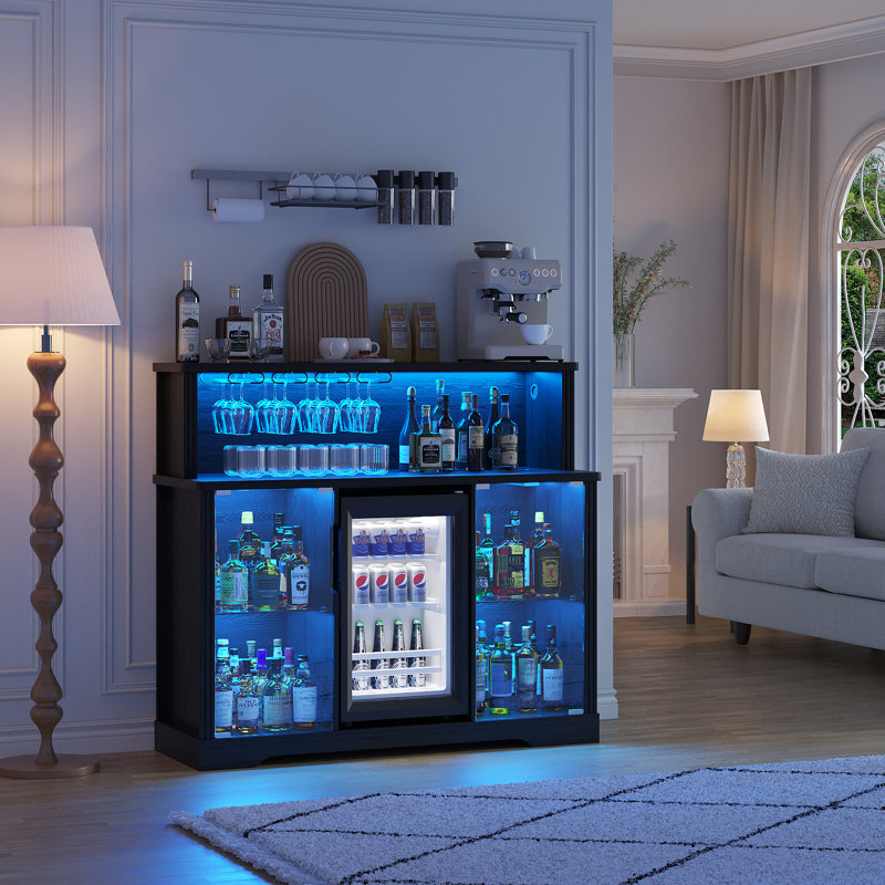Armoire à vin en verre de 47,2 po avec réfrigérateur à vin autoportant - comprenant 4 tablettes à vin amovibles (quatre niveaux de rangement), compartiment de congélation intégré, système d'éclairage RVB, prise de courant, port de charge USB