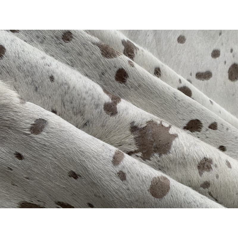 Tapis blanc en peau de vache vieillie
