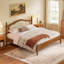 Très grand lit avec tête de lit en rotin, structure en bois aggloméré, chambre à coucher moderne