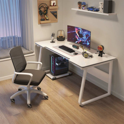 Ce bureau de jeu d'ordinateur moderne et minimaliste offre 4 choix de tailles pour s'adapter à divers espaces. Adoptant une structure en acier à double poutre, il est robuste et supporte jusqu'à 176 livres. La conception arquée incurvée prévient les blessures dues à une collision. Il peut servir d'écriture de poste de travail