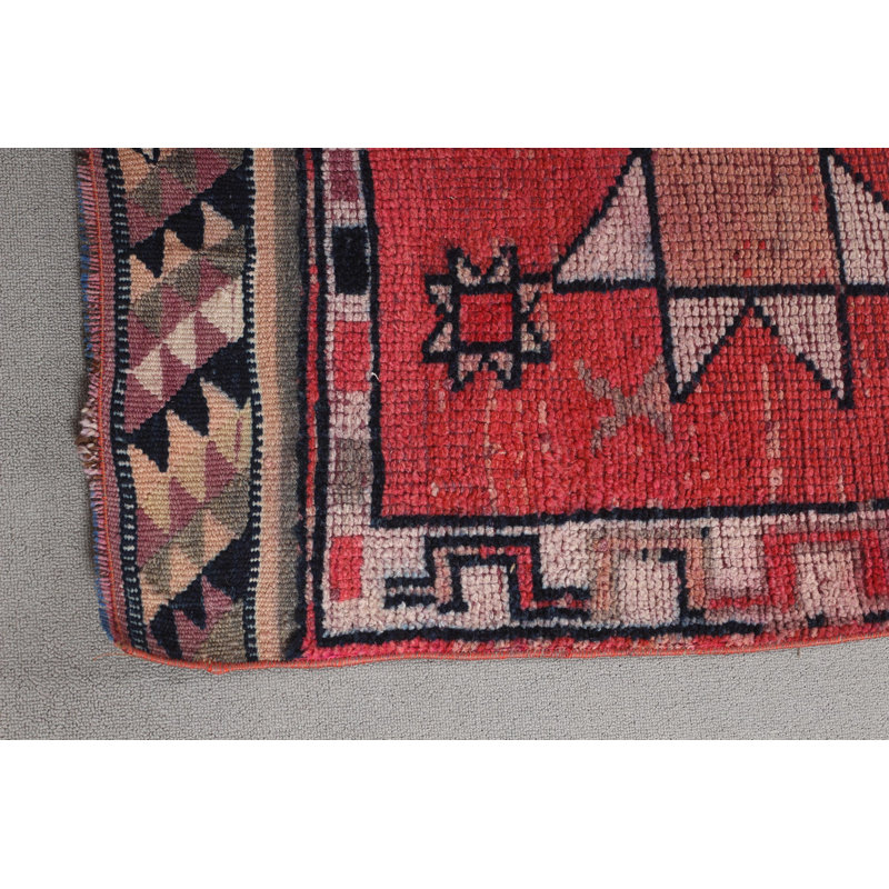 Tapis de couloir exquis en laine Herki dans un joli abat-jour rose parfait pour les escaliers et les couloirs
