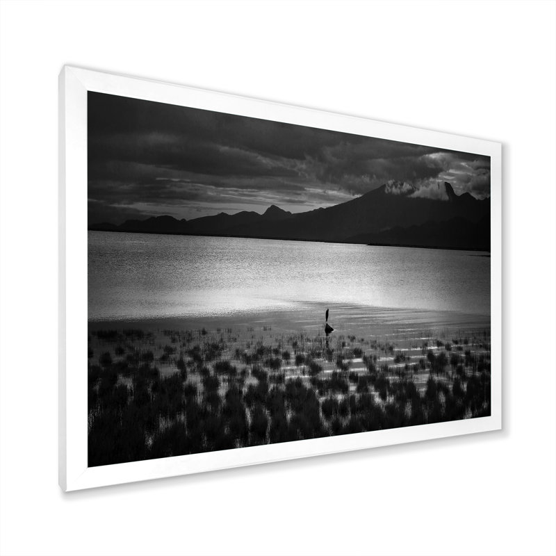 Héron dans un magnifique lac noir et blanc - décoration murale nautique et côtière en toile, H 24 po x l 36 po x P 1 po