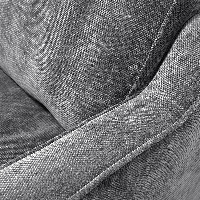 Fauteuil d'appoint de style milieu du siècle, idéal pour un bureau à domicile ou un appartement. Revêtement en chenille douce, assise épaisse, ressorts métalliques, pieds en bois massif, tissu gris. Confortable et élégant, il est parfait pour les petits espaces comme les appartements.