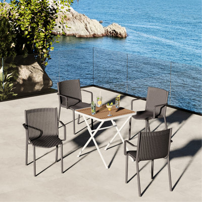 Table carrée et 4 fauteuils empilables gris chaud en polypropylène pour intérieur/extérieur, plateau, pieds en métal blanc et kaki, résistants aux intempéries, ergonomiques, patins antidérapants, design, prêts à l'emploi, zéro déchet