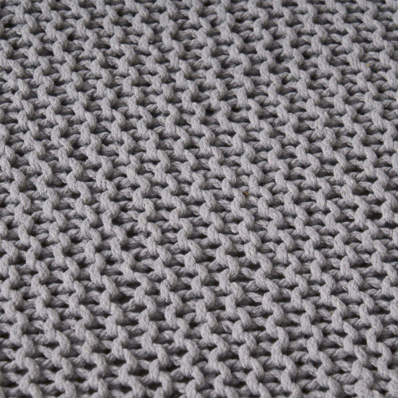 Repose-pieds tricoté au design classique, confortable et polyvalent pour divers décors.