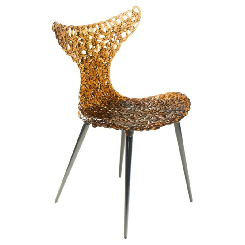 Chaise innovante - Conception fluide avec reflets lumineux et options de couleurs audacieuses