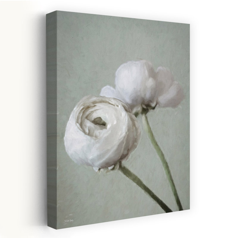 Beauté raffinée I - fleurs de renoncule blanches contemporaines sur fond vert pastel, pétales doux, H 48 po x l 32 po