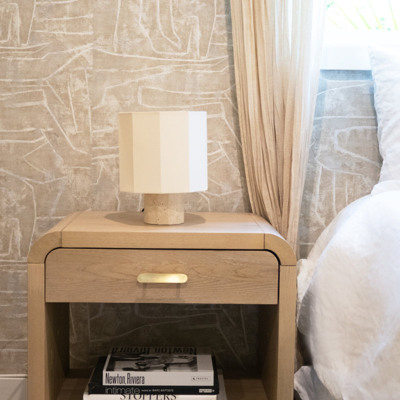 Lampe de table en pierre de travertin à DEL 10 po avec abat-jour géométrique crème Cleo