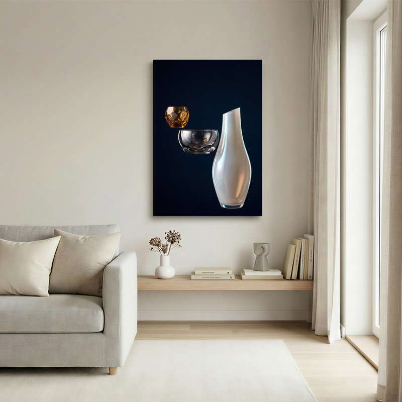 Vase blanc, bol transparent et tasse en verre à facettes ambrées sur toile bleu foncé, H 18 po x l 12 po