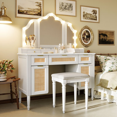Ensemble de coiffeuse de 44,37 po avec tabouret, 13 ampoules Hollywood et 3 modes d'éclairage, coiffeuse à miroir triple pliable avec tabouret rembourré, station de charge, beaucoup de rangement