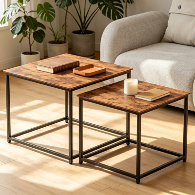 Ensemble de 2 tables basses gigognes modernes en bois d'ingénierie, tables d'appoint carrées à cadre en métal pour le salon, la chambre à coucher et les petits espaces, 23,6 pouces, brun et noir