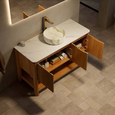 Meuble-lavabo et lavabo Sharma, armoire de rangement autoportante en contreplaqué avec portes en bambou texturé et tablette ouverte, vasque en céramique blanc mat et plateau en pierre frittée blanc de Carrare, grain de bois