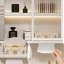 Simple armoire de salle de bain de style français.