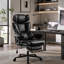 Chaise ergonomique en cuir véritable à haut dossier - un modèle noir polyvalent pour un usage domestique - avec un repose-pieds et un soutien lombaire, ainsi qu'un appui-tête réglable et une fonction d'inclinaison.