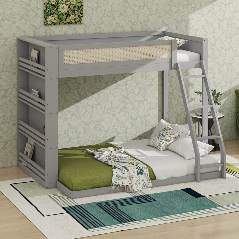 Lit superposé simple au-dessus d'un lit double avec tablette de rangement latérale et lit superposé en bois léger avec échelle intégrée et garde-corps
