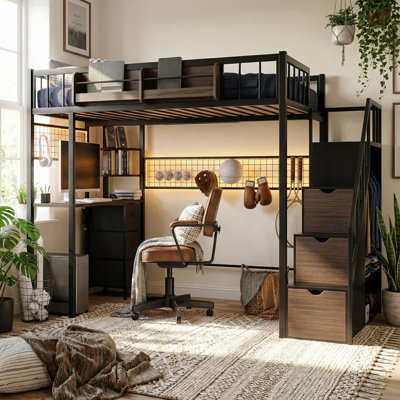 Lit mezzanine avec bureau intégré, escalier et garde-robe, structure en métal peu encombrante avec station de charge, lumières DEL et rangement pour adultes