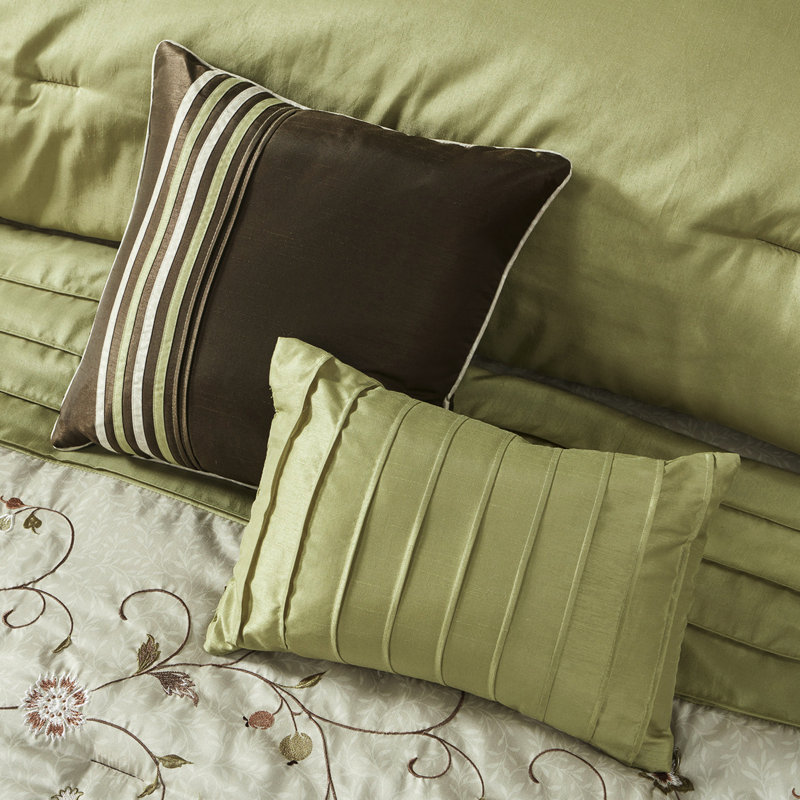 Édredon très grand lit 7 - Le choix de literie moderne comprend des détails de broderie comprenant un édredon, des taies décoratives, des coussins, une jupe de lit, une jupe de lit lavable et des accents décoratifs en tissu de 7 pièces.