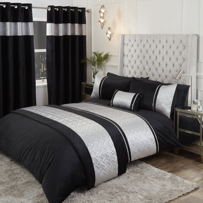 Capri Quilted Runner Polyester Geometric Bed Runner, Silver Geometric
