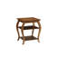 Table d'appoint Becci Finish avec rangement ouvert, deux tablettes et pieds de cabriole en bois élégants pour les intérieurs modernes.