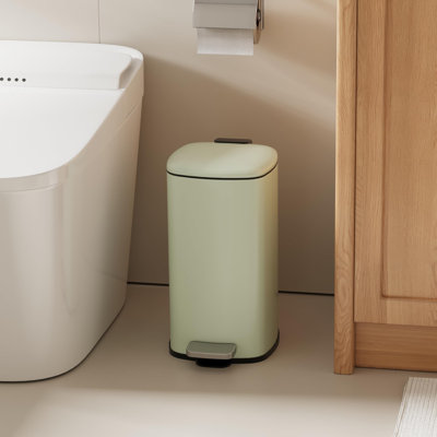 Poubelle de salle de bain avec couvercle, poubelle mince de 2,4 gallons, pédale, couvercle à fermeture en douceur, doublure amovible et poignée arrière - compacte pour la salle de bain et le bureau