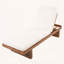 Chaise longue en bois d'acacia et en rotin PE avec coussin blanc